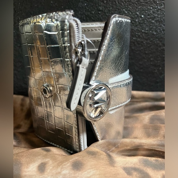 🔥NWT- Micheal Kors Carmen Medium Metallic Crocodile Embossed Tri-Fold Wallet🔥 - Picture 11 of 13